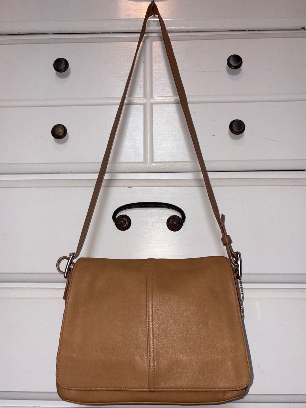 Coach Hampton tan leather flap shoulder bag w/ adjustable strap. Vintage